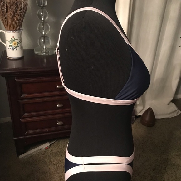 Bikini - Picture 2 of 3